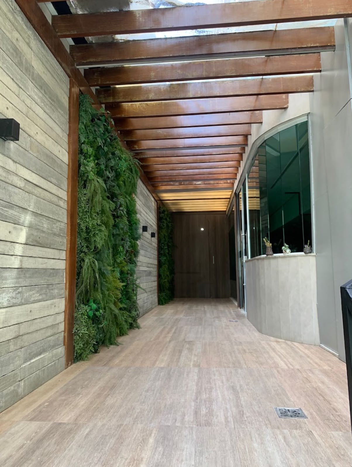 Corredor interno com jardim vertical da unidade Cabo Frio